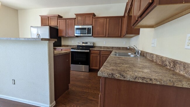 Building Photo - 2 STORY END UNIT TOWNHOME W/DETACHED 2 CAR...