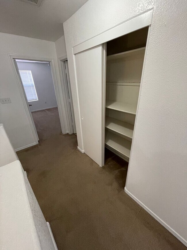Building Photo - Great 5 Bedroom/2.5 Bathroom off Porter Dr.