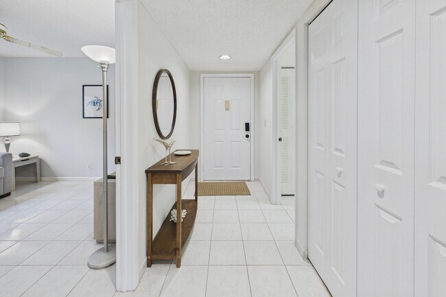 Building Photo - 15451 Pembridge Dr