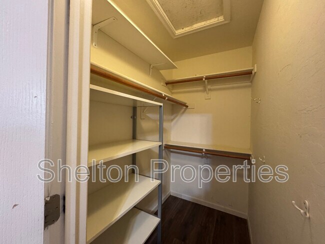 Building Photo - 1313 W Straford Ave