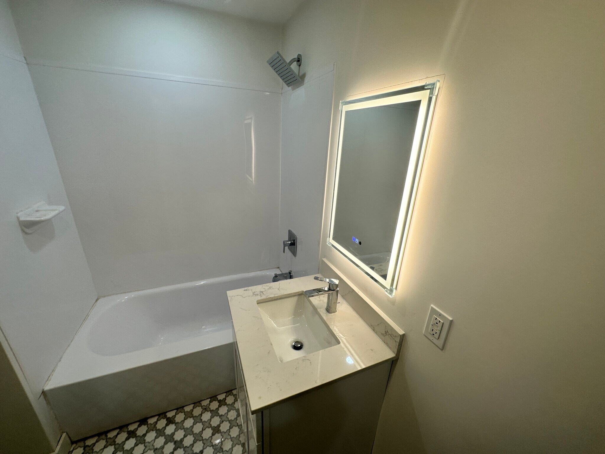 Building Photo - 82 Albertina St