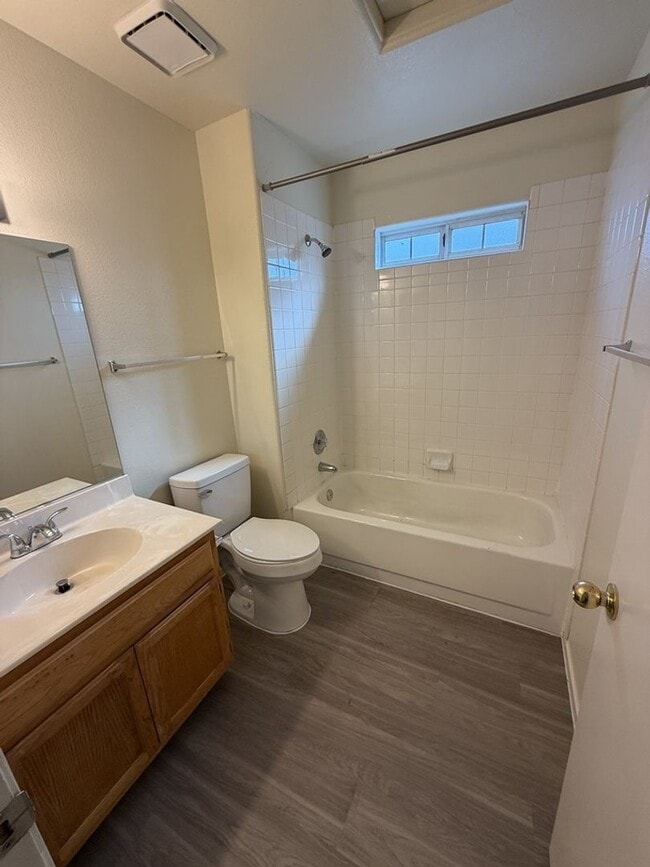 Building Photo - BEAUTIFUL CORNER UNIT CONDO!