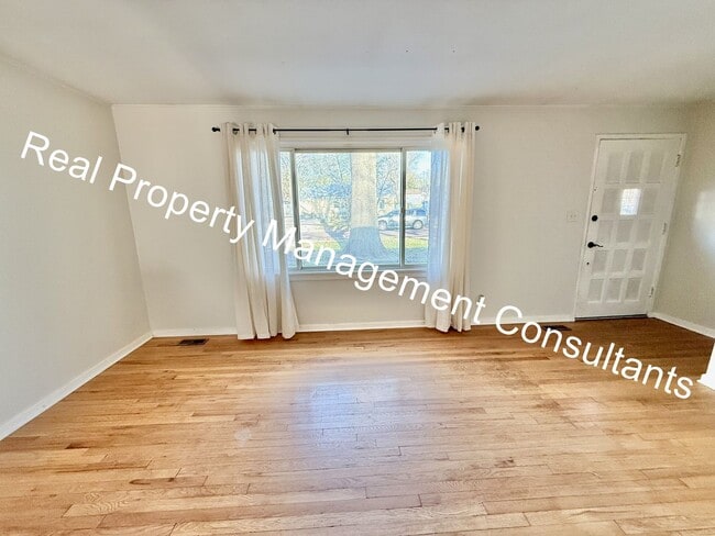 Building Photo - 3-Bedroom Home Near Downtown Overland Park!