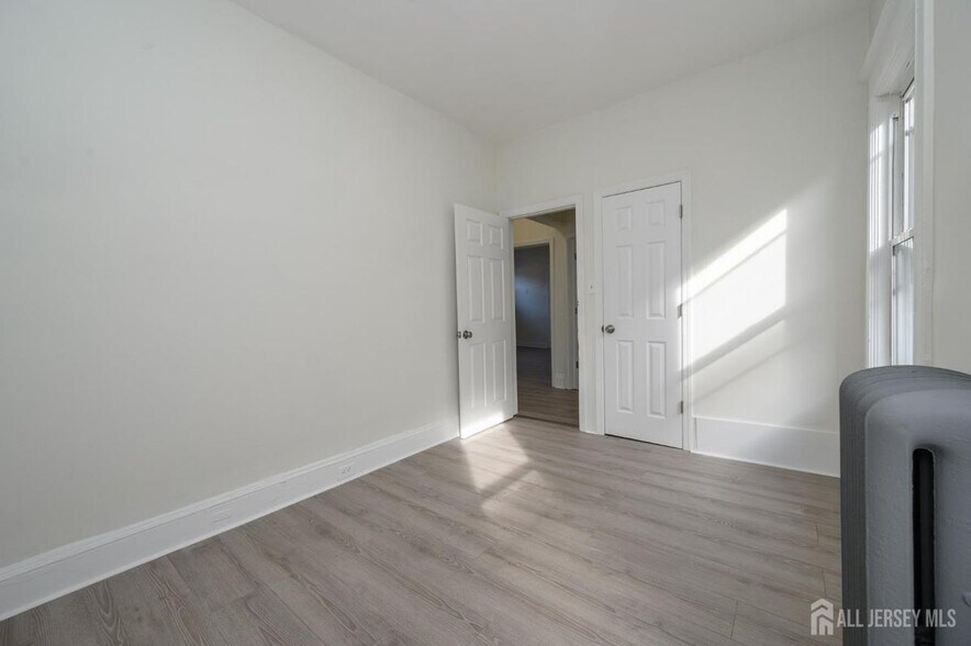 Building Photo - 377 Delavan St