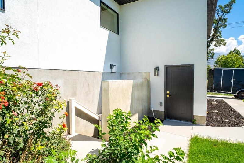 Building Photo - 807 N 200 E