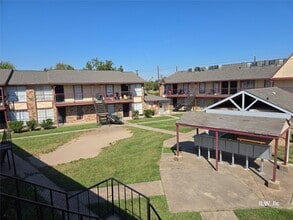 Building Photo - 830 Victoria Dr