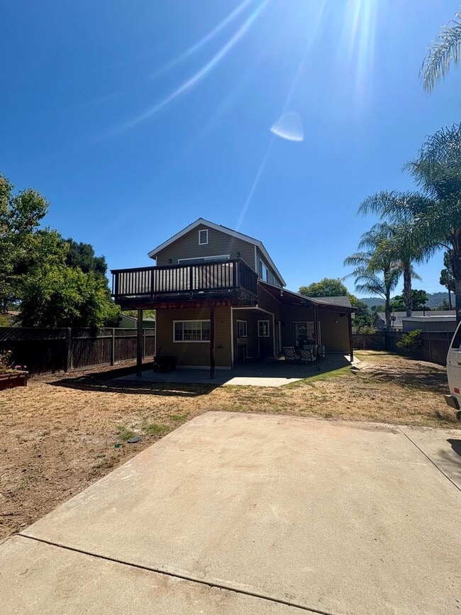 Building Photo - Single Family Home in Oak View!