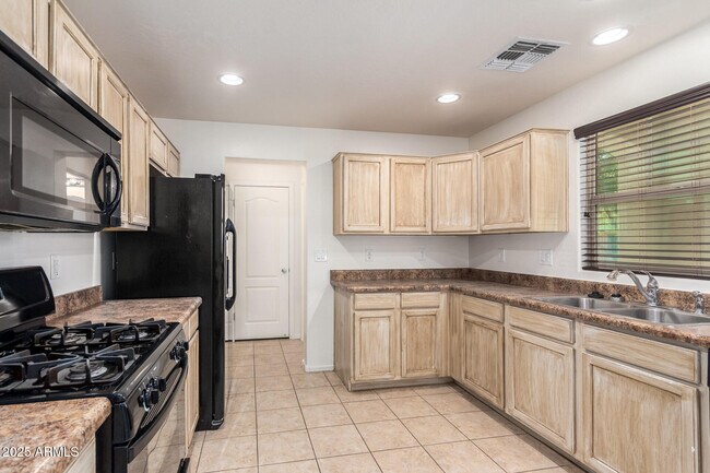 Building Photo - 2258 S Ponderosa Dr