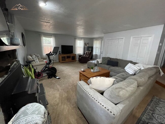 Building Photo - Beautiful Thurston 3 bedroom 2 bathroom HO...
