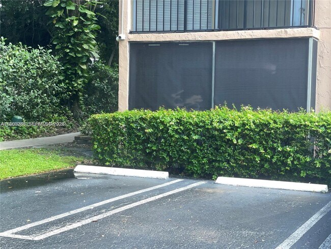 Building Photo - 2700 Coral Springs Dr