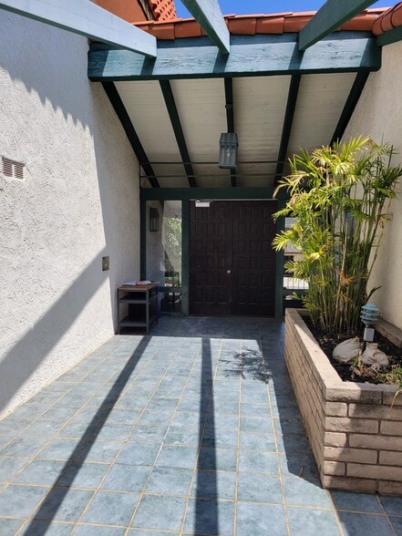 Building Photo - 745 Main St