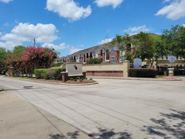 Building Photo - 9200 Westheimer Rd