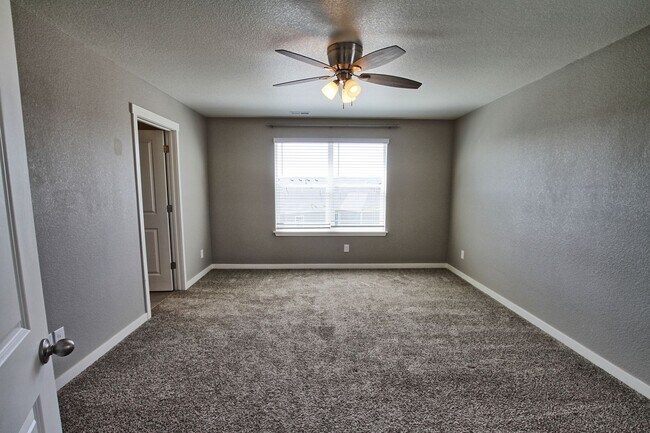 Building Photo - 6 bed 4 bath 3 car garage Crystal Valley Ranch house
