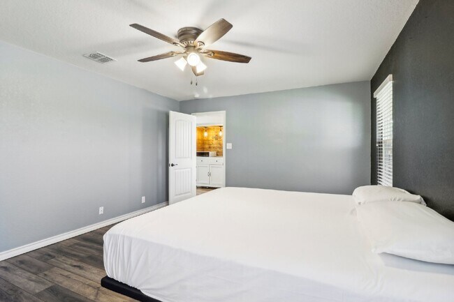 Building Photo - "Charming 4-Bedroom Oasis with custom fini...