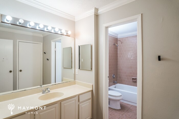 Building Photo - 4242 Heathfield Dr