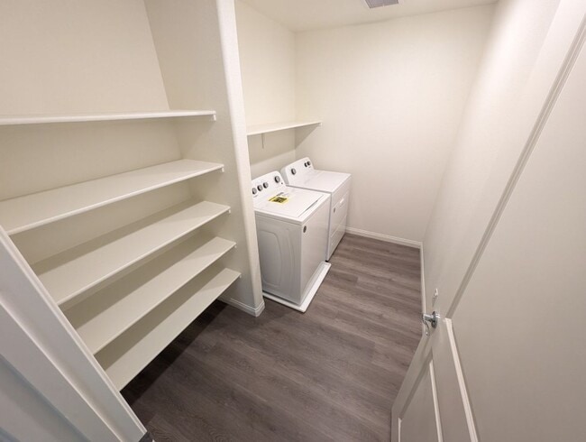 Building Photo - 5658 Mesa Sedona St