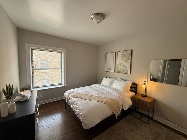 Building Photo - 1359 W Touhy Ave