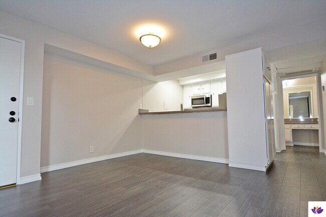 Building Photo - 750 N Kings Rd