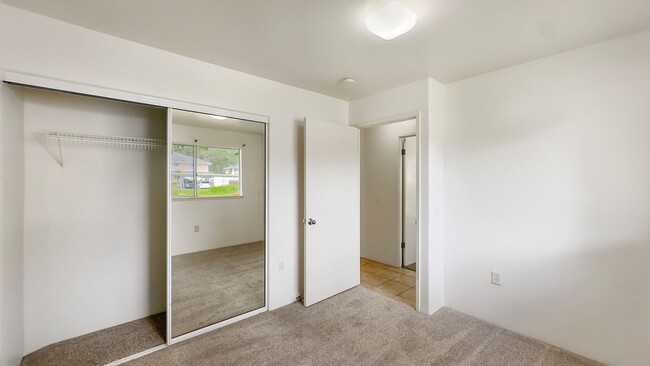 Building Photo - Gated Townhome  Ground Floor 3bdrm/2bath M...
