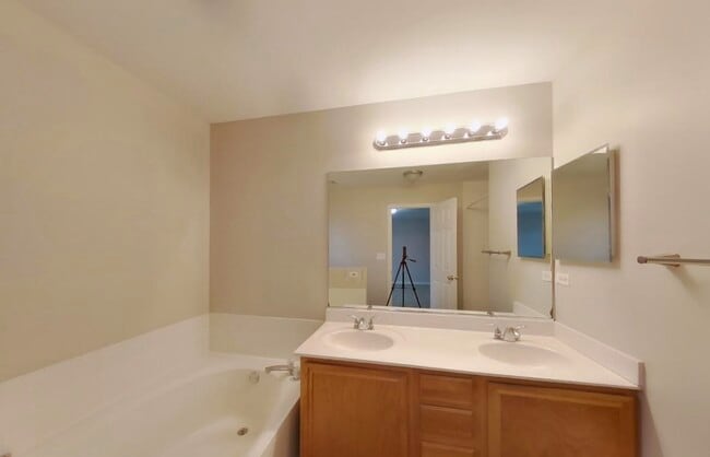 Building Photo - Available And Ready To Move In.