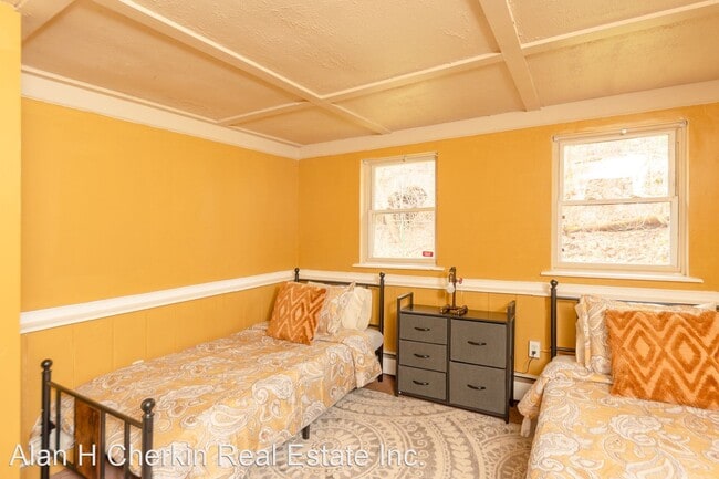 Building Photo - 3 br, 1 bath House - 4 East Miller Road