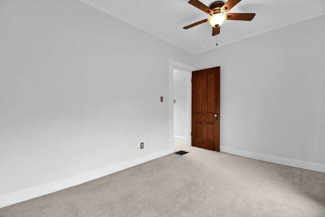 Building Photo - Stunning and Spacious 3 Bedroom House