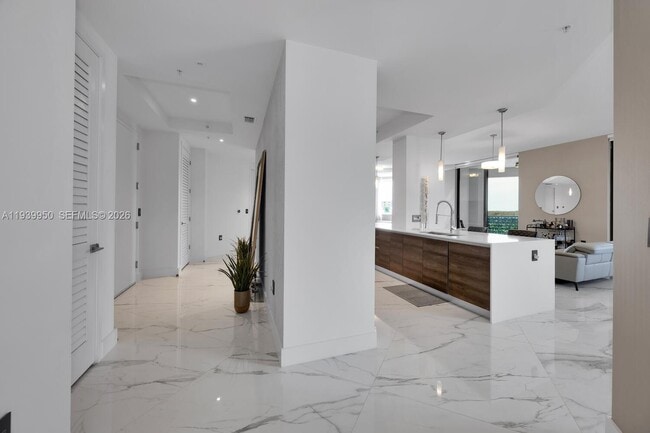 Building Photo - 301 Altara Ave