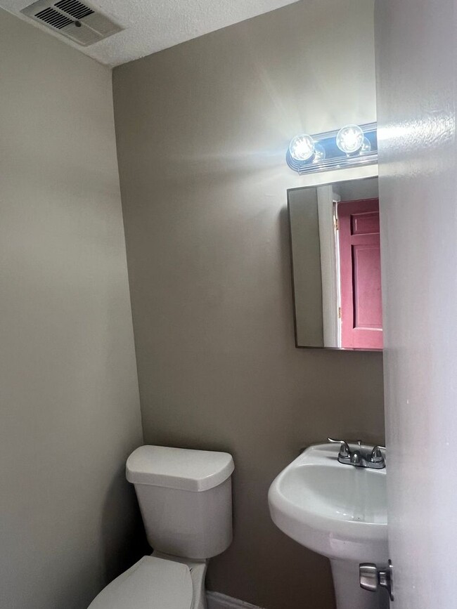 Building Photo - READY NOW!! 2 bedroom 1.5 bathroom in Snel...
