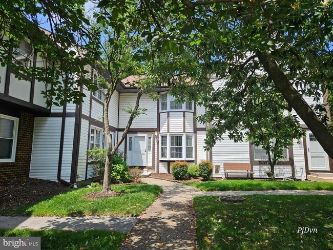 Primary Photo - 284 Oakwood Village Ct