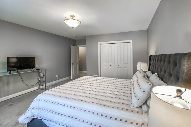 Building Photo - Warm and Luxurious 4 bedroom Executive Estate