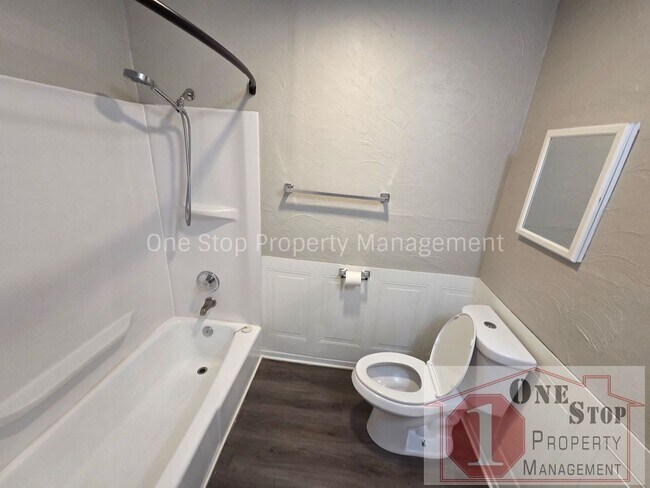 Building Photo - Updated 4 Bedroom, 2 Bathroom Duplex in Overland Park, Kansas