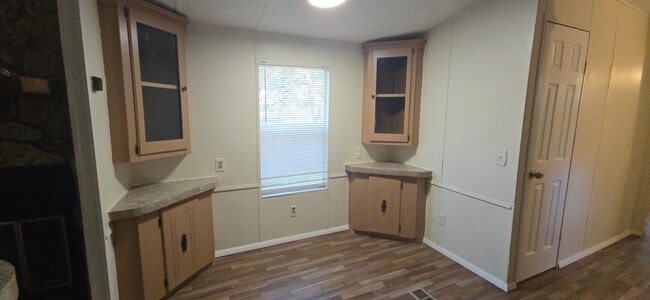 Building Photo - Model: Crown