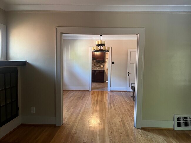 Building Photo - 1025 Maryland St