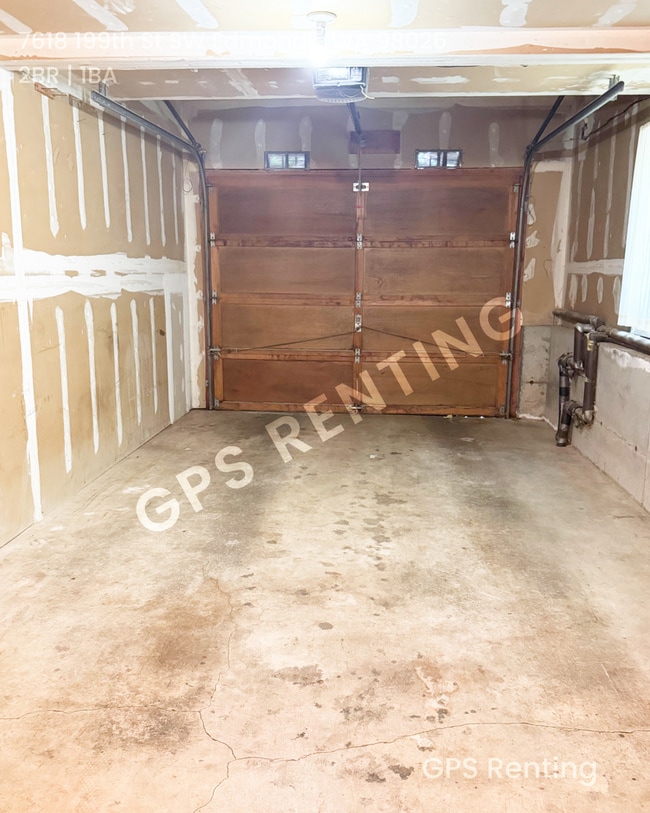 Building Photo - Spacious 2 bedroom with Garage Parking!
