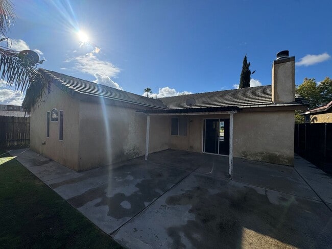 Building Photo - Spacious Northwest Bakersfield Home!