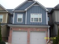 Building Photo - TOWN HOME IN GATED COMMUNITY WITH POOL!