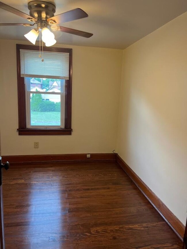 Building Photo - 453 E Kline St