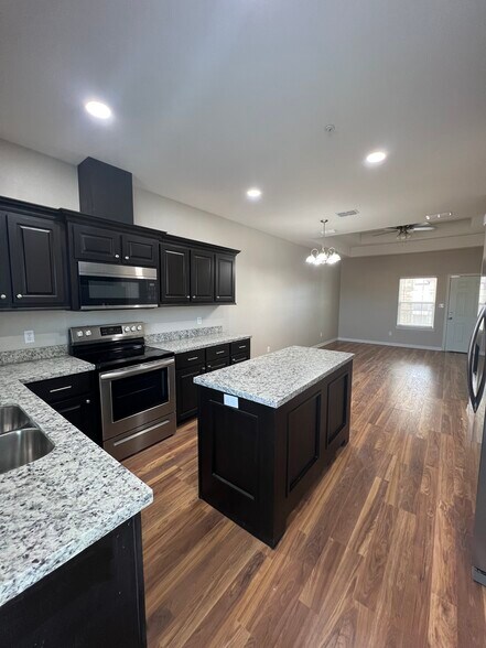 Hardwood floor kitchen - 3900 E Richardson Rd