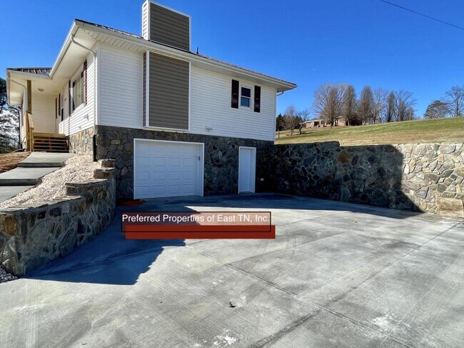 Building Photo - 160 Majestic Cir