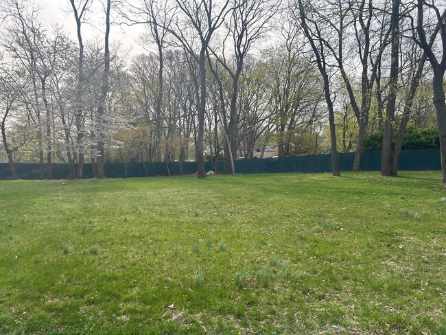 Building Photo - 1 Woodmere Pl