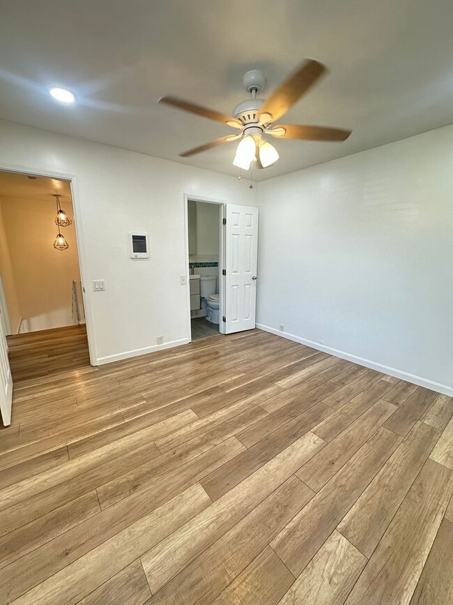 Building Photo - Spacious 3BR/2.5BA updated 2-story townhou...