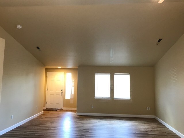 Building Photo - **$750 OFF 1st Month** Great Location! 3 Bedroom Home in SW Bend!
