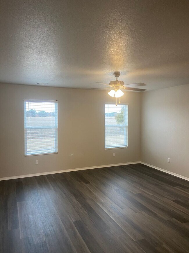Building Photo - *St Patrick's Day Deal!* Three Bedroom | T...