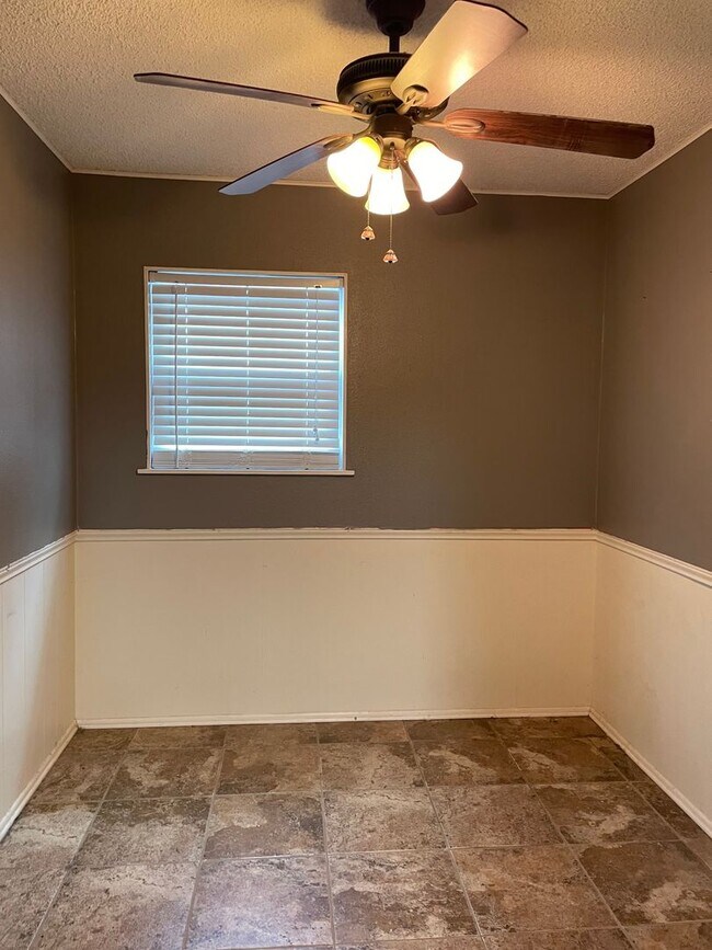 Building Photo - 1.5 Miles to Gruene / Fridge, Washer & Dryer Included / 2 Living Areas / Tons of Space / No Carpe...
