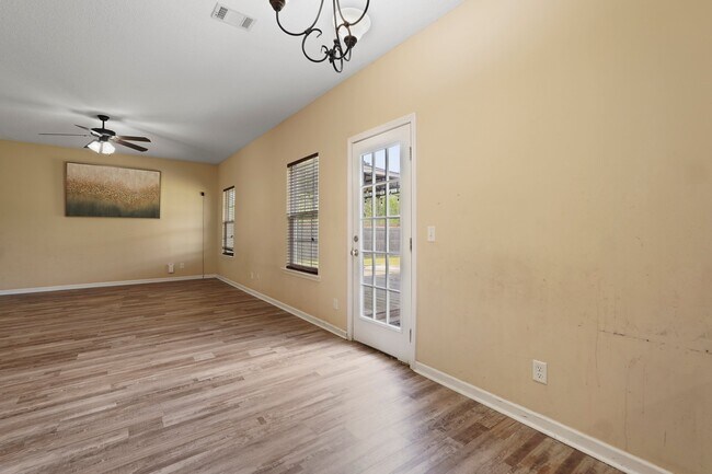 Building Photo - 966 Mustang Ln NE