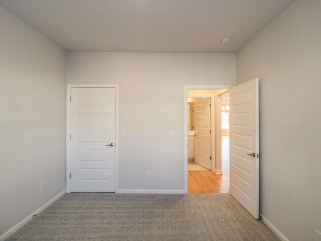 Building Photo - Lovely townhome between Athens and Madison!