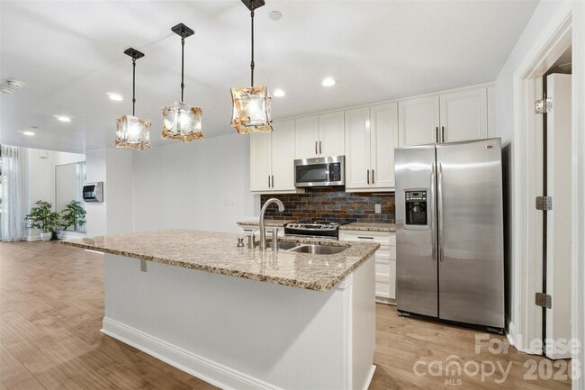 Building Photo - 701 Royal Ct