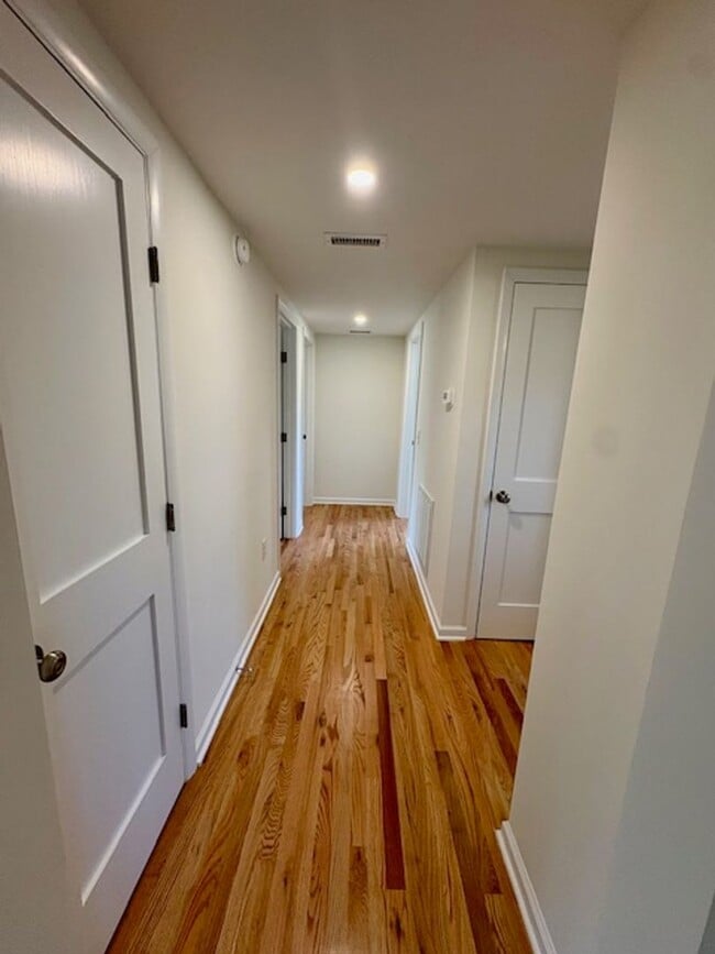 Building Photo - Newly Renovated Three Bedrooms Condo in South Windermere