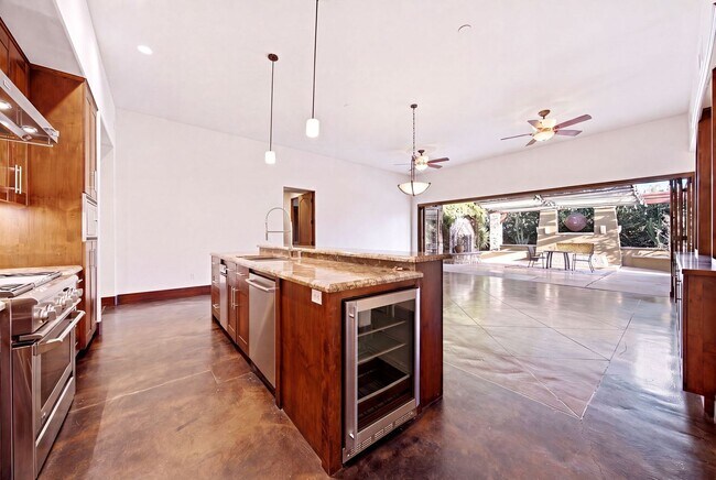 Building Photo - 825 Gonzales St