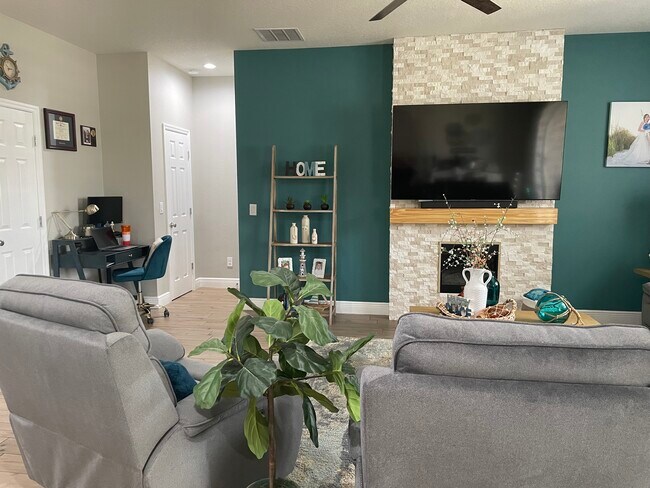 Building Photo - 8835 Hinsdale Heights Dr